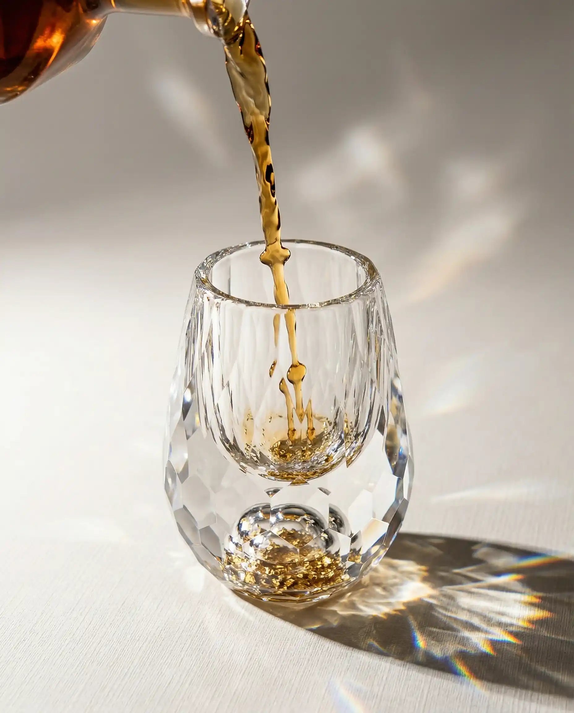 Copo Diamante Luxo com Fundo Duplo e Lascas Douradas para Baijiu, Licor, Cachaça, Tequila e Shots | Haustter