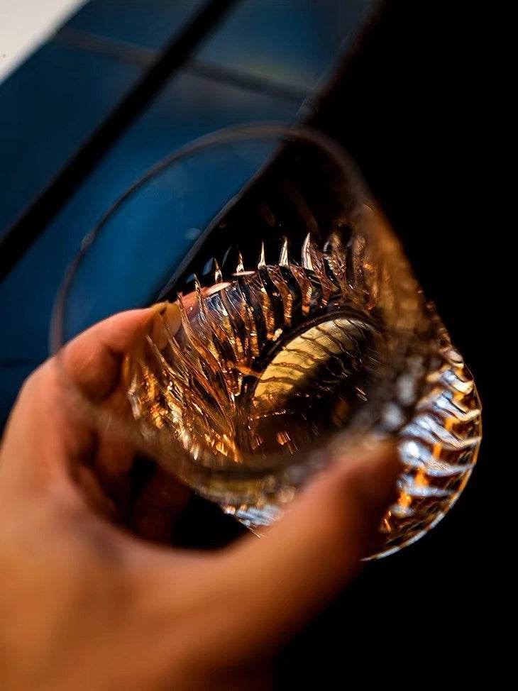 Copo de Whiskey com Entalhe Artesanal de Alto Brilho e Fundo Espesso - Haustter
